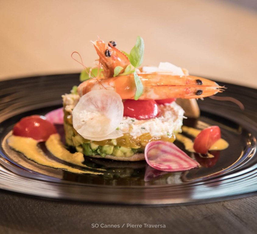 Mille feuille de crabe et avocat au Yuzu et mangue